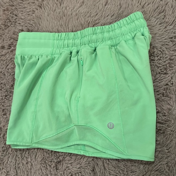 Lululemon Athletica Hotty Hot Low-Rise 4” Lined Shorts 4 inch Scream Green sz 4 - Picture 6 of 16